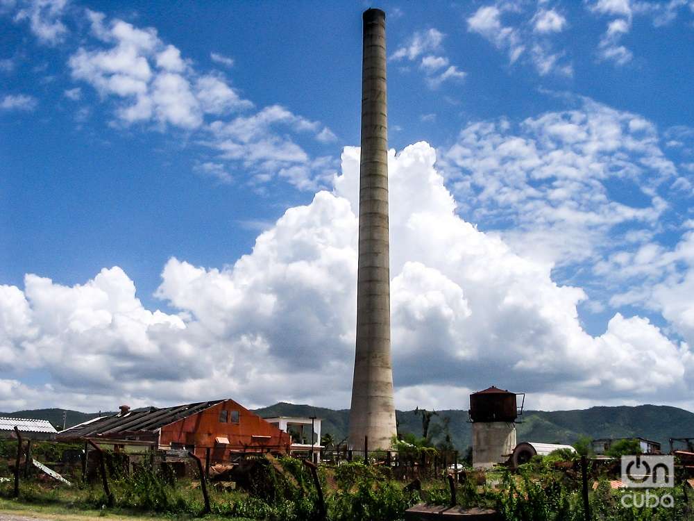 Antiguo central Luis Enrique Carracedo, Pilón (Granma), uno de los colosos desmantelados durante la reestructuración de la industria azucarera en los 2000. Foto: Kaloian.