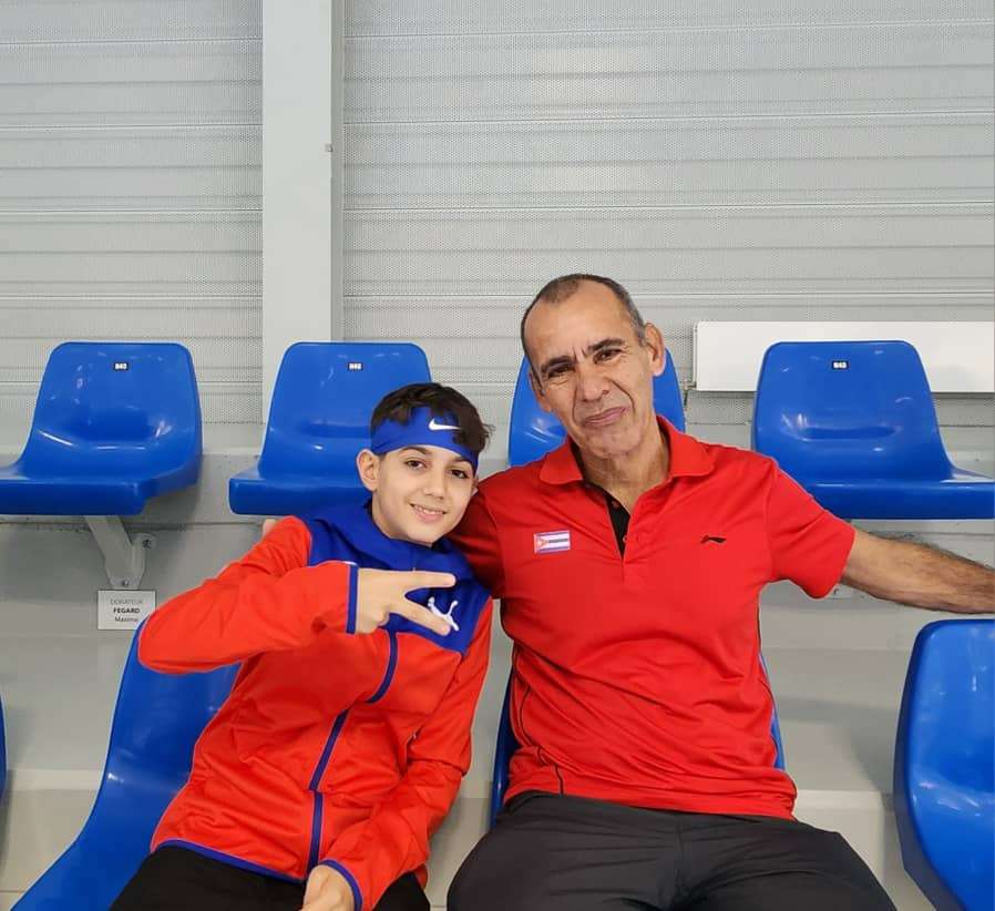 Andy Maqueira ha tenido un ascenso notable desde que comenzó a practicar el tenis de mesa. En la imagen, junto al entrenador Edenio Rodríguez. Foto: Cortesía del entrevistado.