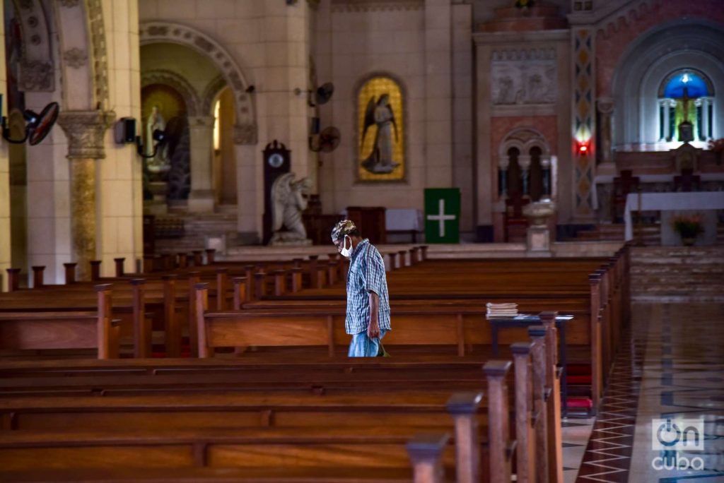 Interiores de Jesús de Miramar en diciembre de 2021; estaba vigente la obligatoriedad de usar mascarilla. Foto: Kaloian.