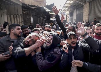 Palestinos portan el cadáver de un hombre muerto en una operación israelí en Nablus, este miércoles. Foto: Alaa Badarneh/Efe.