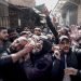 Palestinos portan el cadáver de un hombre muerto en una operación israelí en Nablus, este miércoles. Foto: Alaa Badarneh/Efe.