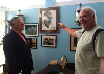 Cavanaugh fue recibido por el Capitán Nacional de la Hermandad de la Costa de Cuba, Comodoro José Miguel Díaz Escrich. Foto: Foto: Cnih de Cuba/Facebook.