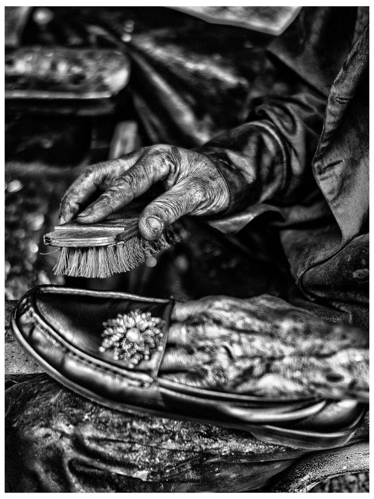 Limpiabotas, 2016. De la Serie “Podrías ser tu”. Fotografía digital, La Habana. 