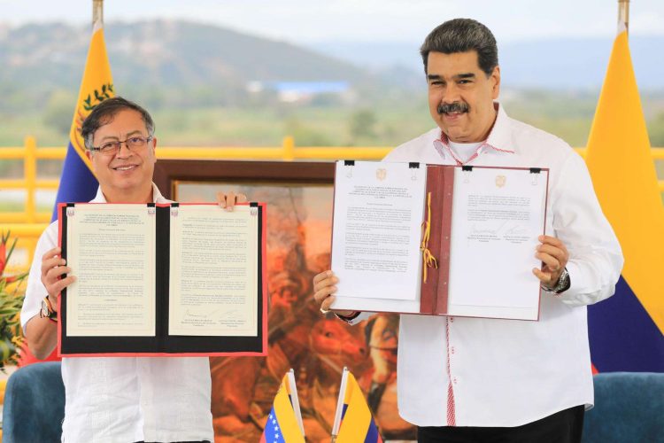 Gustavo Petro y Nicolás Maduro, en el Puente Atanasio Girardot, en la frontera entre Colombia y Venezuela. Foto: Prensa de Miraflores/Efe.