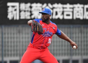 El zurdo Onelki García debutó con el equipo cubano al V Clásico Mundial de Béisbol, en la derrota de los cubanos 2x5 ante los Halcones de SoftBank de la liga profesional japonesa. Foto: Prensa Latina.