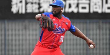 El zurdo Onelki García debutó con el equipo cubano al V Clásico Mundial de Béisbol, en la derrota de los cubanos 2x5 ante los Halcones de SoftBank de la liga profesional japonesa. Foto: Prensa Latina.