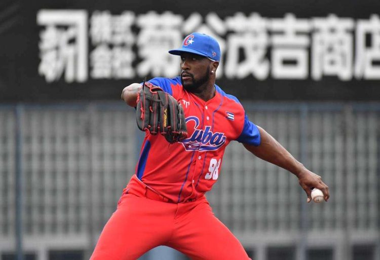 El zurdo Onelki García debutó con el equipo cubano al V Clásico Mundial de Béisbol, en la derrota de los cubanos 2x5 ante los Halcones de SoftBank de la liga profesional japonesa. Foto: Prensa Latina.