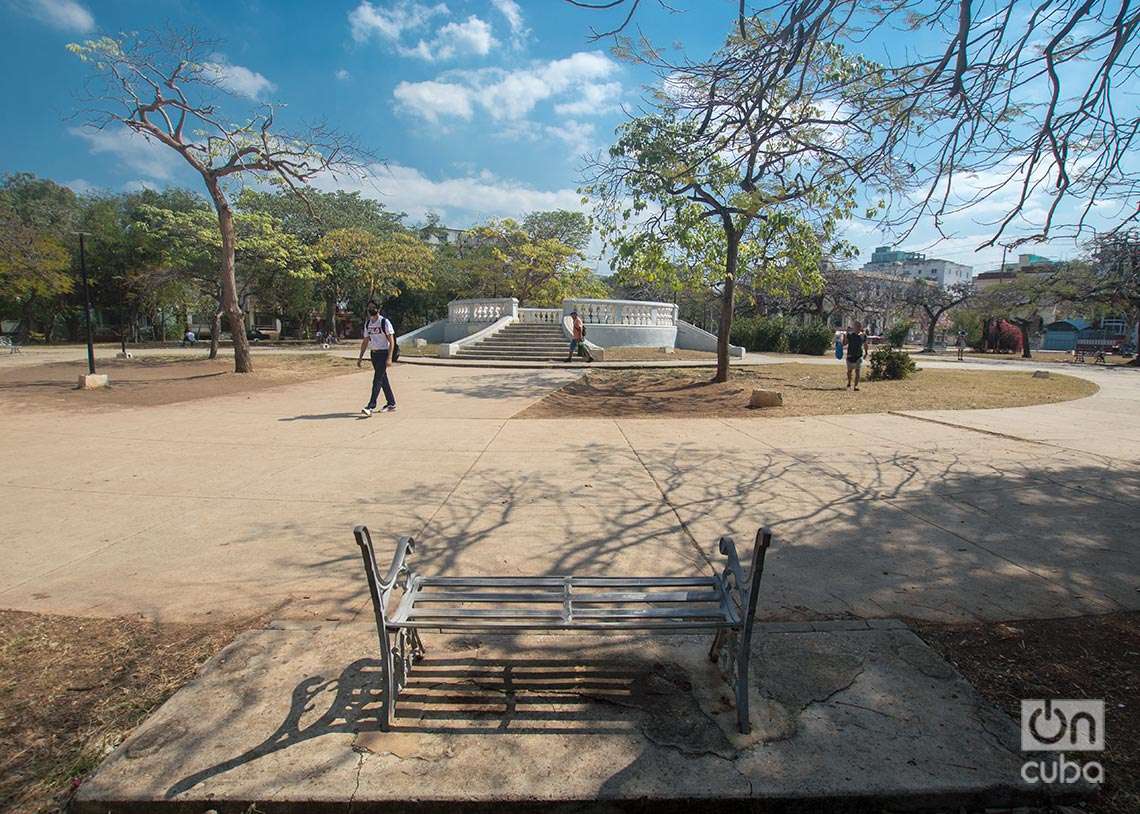 Parque John Lennon, en el Vedado, La Habana. En primer plano, un banco deteriorado. Foto: Otmaro Rodríguez.