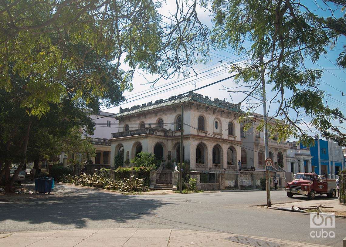 Antiguas mansiones cerca del parque John Lennon, Vedado. Foto: Otmaro Rodríguez.