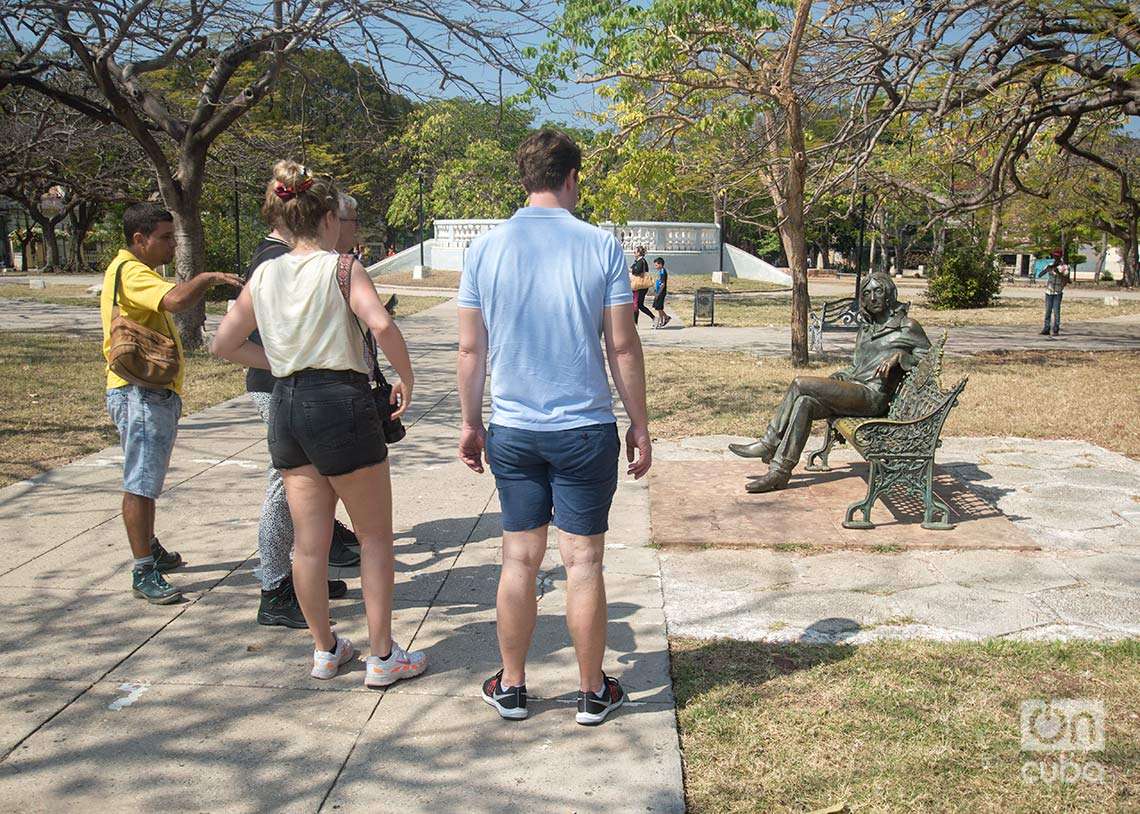 Visitantes extranjeros en el antiguo parque Menocal, hoy John Lennon. Foto: Otmaro Rodríguez.