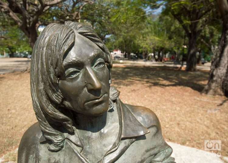 Escultura de John Lennon sin sus típicos espejuelos de aros, en el parque que lleva su nombre en el Vedado, La Habana. Foto: Otmaro Rodríguez.