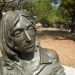 Escultura de John Lennon sin sus típicos espejuelos de aros, en el parque que lleva su nombre en el Vedado, La Habana. Foto: Otmaro Rodríguez.