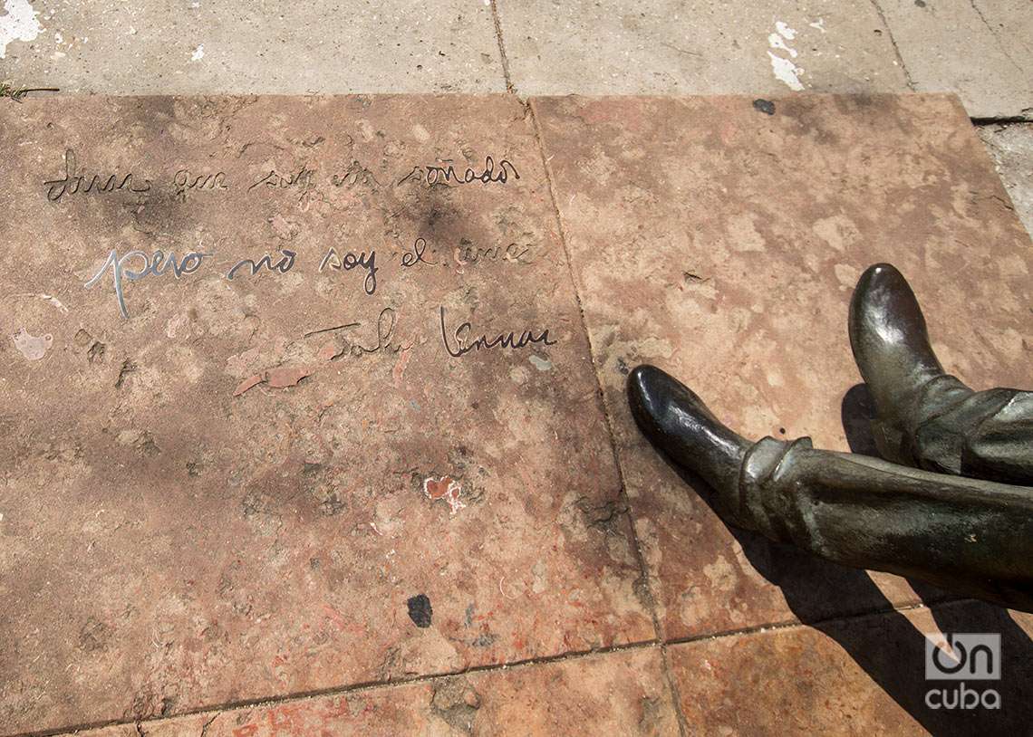 Placa a los pies de la escultura de Lennon. Foto: Otmaro Rodríguez.