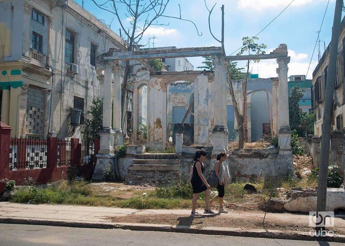 Edificación en mal estado en los alrededores del parque John Lennon. Foto: Otmaro Rodríguez.