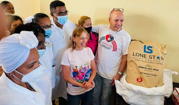 Entrega de leche en polvo y paracetamol en hospital pediátrico de Guantánamo.