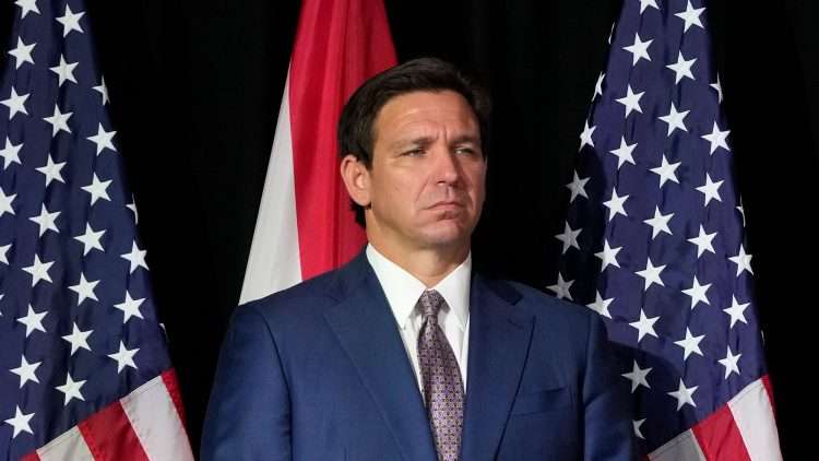 El gobernador de Florida, Ron DeSantis, la semana pasada en west Palm Beach. | Foto: Wilfredo Lee / AP