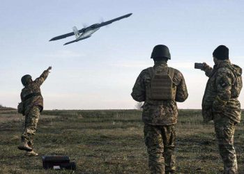 Soldados ucranianos lanzando un dron contra posiciones rusas. Foto: Libkos.