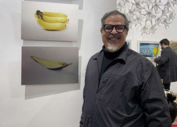 El artista cubano Max Delgado Corteguera posa junto a su obra expuesta en la muestra "Veo Islas" que puede visitarse en Madrid durante esta semana. Foto: Macarena Soto/Efe.