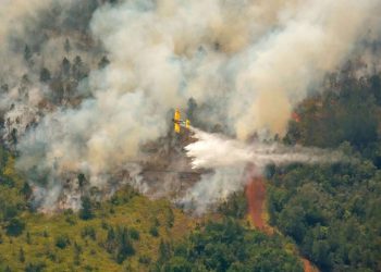 Un avión biplaza  M-18 BS "Dromedario" (C), combate del incendio forestal de grandes proporciones, que afecta a la meseta de Pinares de Mayarí. Foto: Juan Pablo CARRERAS VIDAL/ ACN.