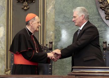 El Presidente cubano Miguel Díaz-Canel (d), saluda al cardenal Beniamino Stella, durante el acto por el aniversario 25 del viaje apostólico de San Juan Pablo II a la isla de las Antillas, en el Aula Magna de la universidad de La Habana, el 8 de febrero de 2023. Foto: Ernesto Mastrascusa / POOL / EFE.