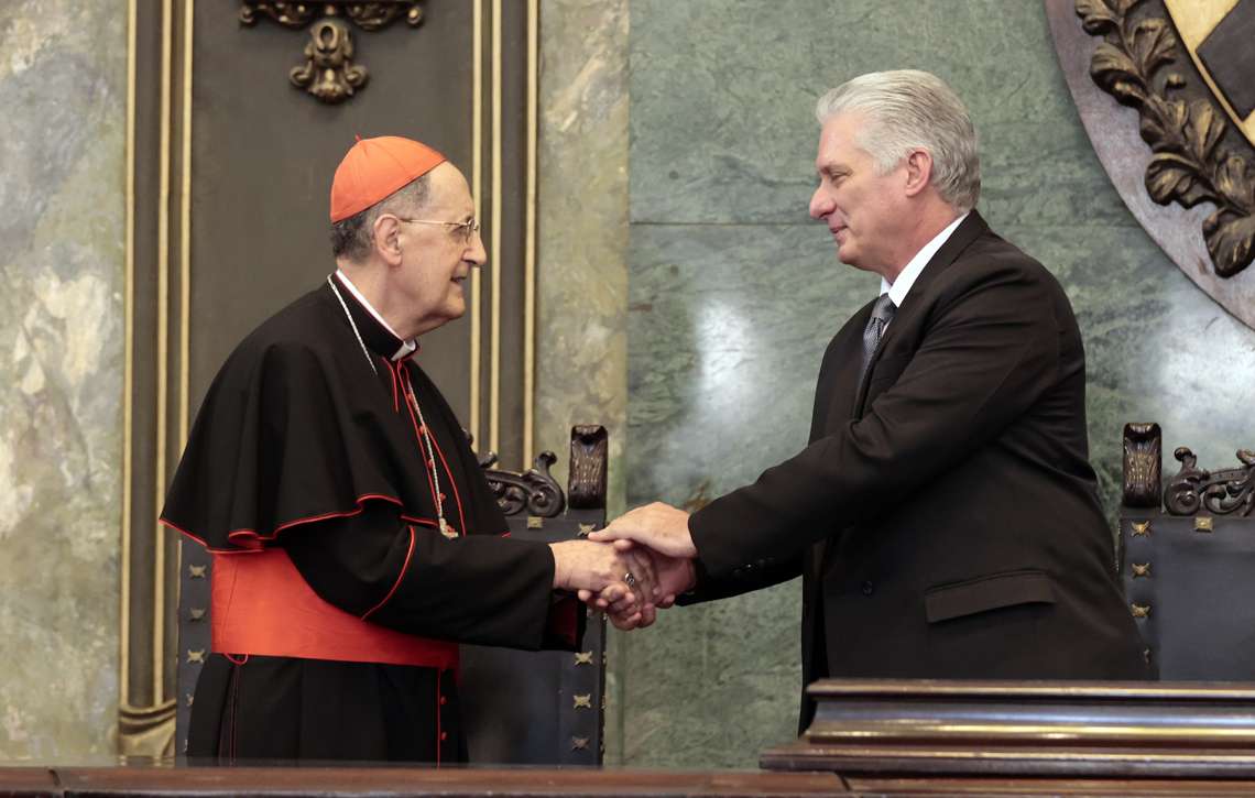 El Presidente cubano Miguel Díaz-Canel (d), saluda al cardenal Beniamino Stella, durante el acto por el aniversario 25 del viaje apostólico de San Juan Pablo II a la isla, en el Aula Magna de la universidad de La Habana, el 8 de febrero de 2023. Foto: Ernesto Mastrascusa / POOL / EFE.