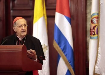 El cardenal Beniamino Stella, enviado del papa Francisco a Cuba, pronuncia un discurso, durante el acto por el aniversario 25 del viaje apostólico de San Juan Pablo II a la isla, en el Aula Magna de la universidad de La Habana, el 8 de febrero de 2023. Foto: Ernesto Mastrascusa / POOL / EFE.