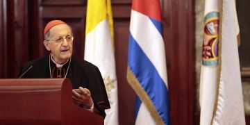 El cardenal Beniamino Stella, enviado del papa Francisco a Cuba, pronuncia un discurso, durante el acto por el aniversario 25 del viaje apostólico de San Juan Pablo II a la isla, en el Aula Magna de la universidad de La Habana, el 8 de febrero de 2023. Foto: Ernesto Mastrascusa / POOL / EFE.