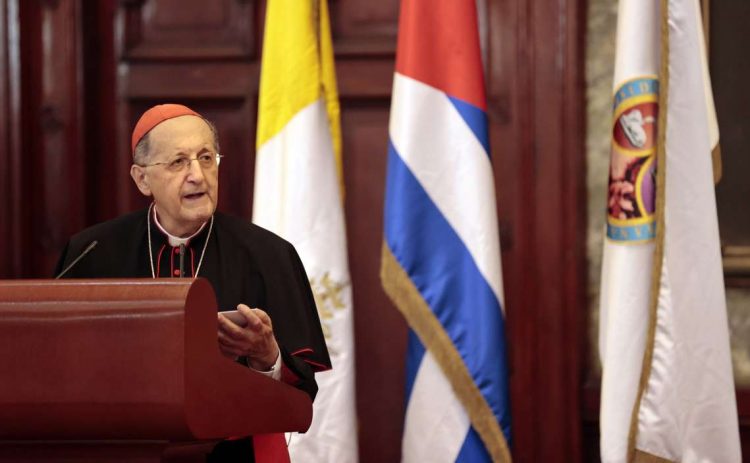 El cardenal Beniamino Stella, enviado del papa Francisco a Cuba, pronuncia un discurso, durante el acto por el aniversario 25 del viaje apostólico de San Juan Pablo II a la isla, en el Aula Magna de la universidad de La Habana, el 8 de febrero de 2023. Foto: Ernesto Mastrascusa / POOL / EFE.