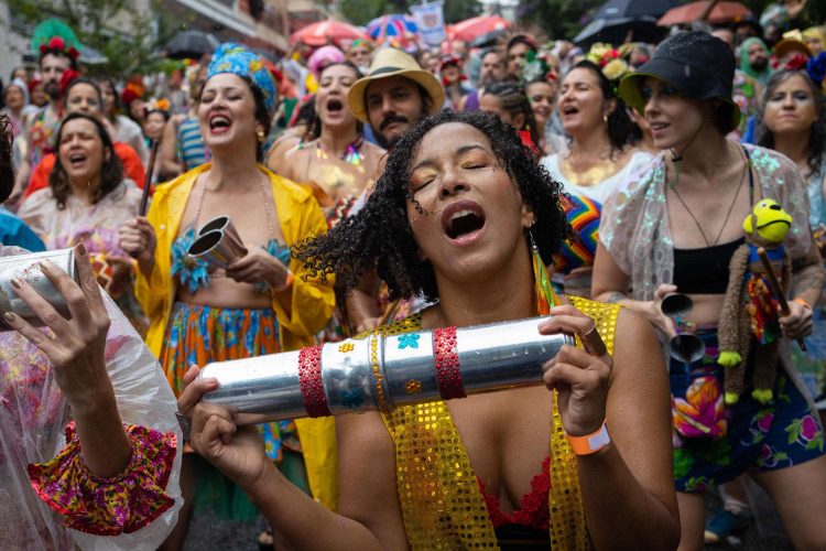 Miembros de la comparsa callejera 'Saia de Chita' celebran durante el domingo de carnaval en de la ciudad de Sao Paulo (Brasil). Foto: Isaac Fontana/EFe.