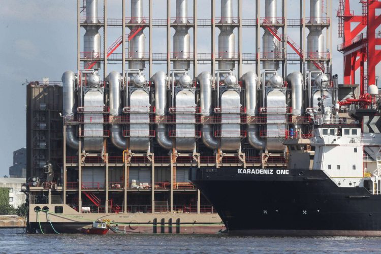 Central eléctrica flotante turca en la bahía de La Habana. Foto: Yander Zamora/EFE.