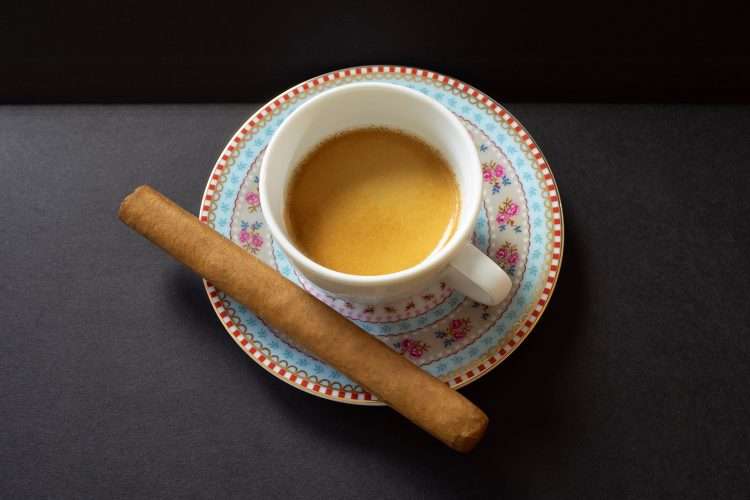 Un aromático y suave Hoyo De Monterrey Palmas Extras y el infaltable café. Foto: cortesía del entrevistado.