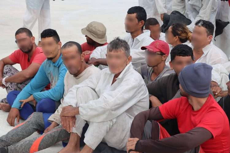 Migrantes cubanos detenidos en Bahamas en enero pasado. Foto: Royal Bahamas Defence Force/FB.