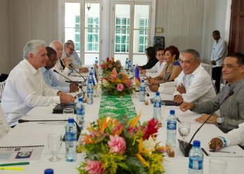 Fotografía cedida por la Presidencia de Cuba que muestra al presidente de Cuba, Miguel Díaz-Canel, reunido con el primer ministro de Belice, Juan Antonio Briceño, junto a sus respectivas delegaciones, en Belmopan, el 12 de febrero de 2023. Foto: Alejandro Azcuy / Presidencia de Cuba / EFE.