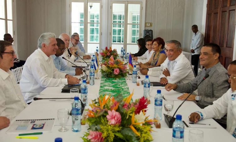 Fotografía cedida por la Presidencia de Cuba que muestra al presidente de Cuba, Miguel Díaz-Canel, reunido con el primer ministro de Belice, Juan Antonio Briceño, junto a sus respectivas delegaciones, en Belmopan, el 12 de febrero de 2023. Foto: Alejandro Azcuy / Presidencia de Cuba / EFE.