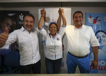 La prefecta de la provincia de Pichincha, Paola Pabón (c), junto al candidato de Revolución Ciudadana a alcalde de Quito, Pabel Muñoz (i), el pasado 5 de febrero durante una rueda de prensa tras las elecciones locales en Ecuador. Foto: José Jácome/EFE.