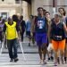 Personas de diferentes edades en una calle de La Habana. Foto: Yander Zamora / EFE.