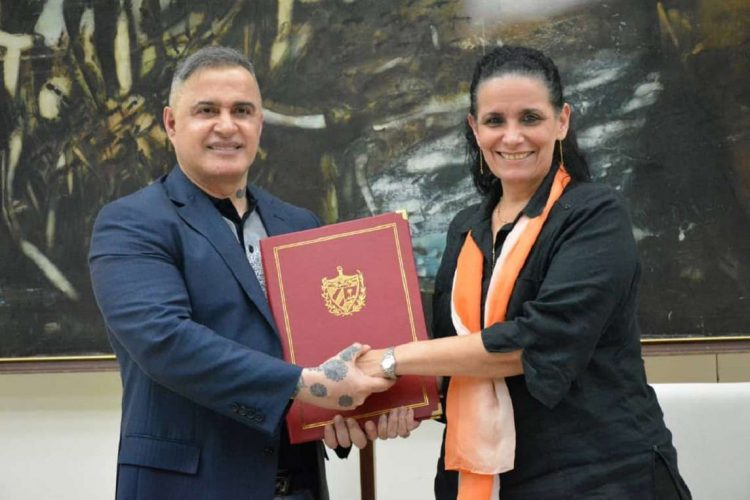 Los fiscales de Venezuela y Cuba, Tarek William Saab y Yamila Peña Ojeda, tras la firma de un convenio de colaboración institucional entre las entidades que dirigen. Foto: @FGR_Cuba / Twitter.