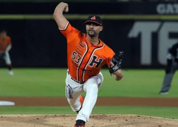 El lanzador cubano Elián Leiva, con el uniforme de los Naranjeros de Hermosillo, de la liga mexicana. Foto: elimparcial.com / Archivo.