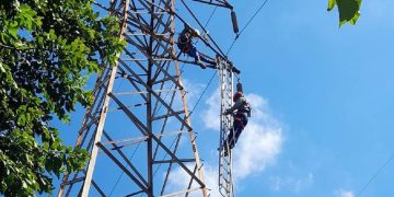 Imagen de archivo de trabajadores de la Unión Eléctrica de Cuba en líneas de alta tensión. Foto: Unión Eléctrica / Facebook / Archivo.