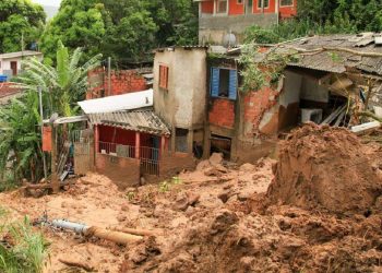 Según el recuento oficial, el fuerte temporal ha obligado a más de 2400 personas a abandonar sus hogares por causa de inundaciones y corrimientos de tierra. Foto: Folha de Sao Paulo.