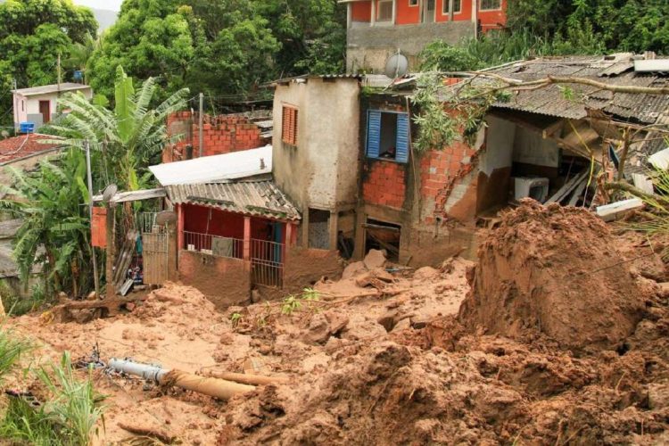 Según el recuento oficial, el fuerte temporal ha obligado a más de 2400 personas a abandonar sus hogares por causa de inundaciones y corrimientos de tierra. Foto: Folha de Sao Paulo.