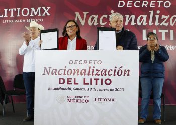 Andrés Manuel López Obrador (2d), la secretaría de Energía, Rocío Nahle (2i), el gobernador del estado, Alfonso Durazo (i) y la secretaria de Economía, Raquel Buenrostro (d), durante un acto protocolario en el municipio de Bacadéhuachi, en Sonora. Foto: Presidencia de México/EFE.