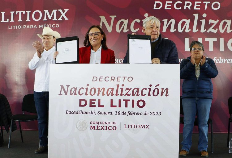 Andrés Manuel López Obrador (2d), la secretaría de Energía, Rocío Nahle (2i), el gobernador del estado, Alfonso Durazo (i) y la secretaria de Economía, Raquel Buenrostro (d), durante un acto protocolario en el municipio de Bacadéhuachi, en Sonora. Foto: Presidencia de México/EFE.