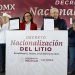 Andrés Manuel López Obrador (2d), la secretaría de Energía, Rocío Nahle (2i), el gobernador del estado, Alfonso Durazo (i) y la secretaria de Economía, Raquel Buenrostro (d), durante un acto protocolario en el municipio de Bacadéhuachi, en Sonora. Foto: Presidencia de México/EFE.