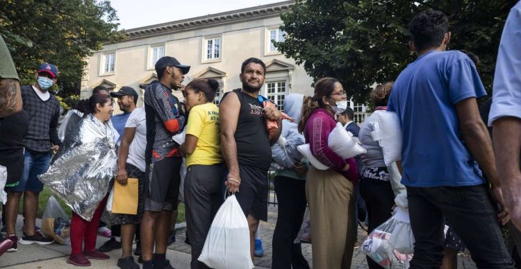 Un grupo de migrantes trasladados de Texas a Massachusetts sin el permiso del Gobierno Federal el año pasado.| Foto: EFE (archivo)