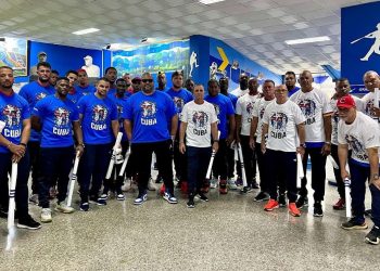 Miembros del equipo Cuba al Clásico Mundial de Béisbol, junto al artista Michel Mirabal (4-i), usando puloveres con una obra del creador visual. Foto: Perfil de Facbook de Michel Mirabal.