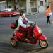 Una joven en una moto eléctrica en La Habana. Foto: Alejandro Ernesto / Archivo.