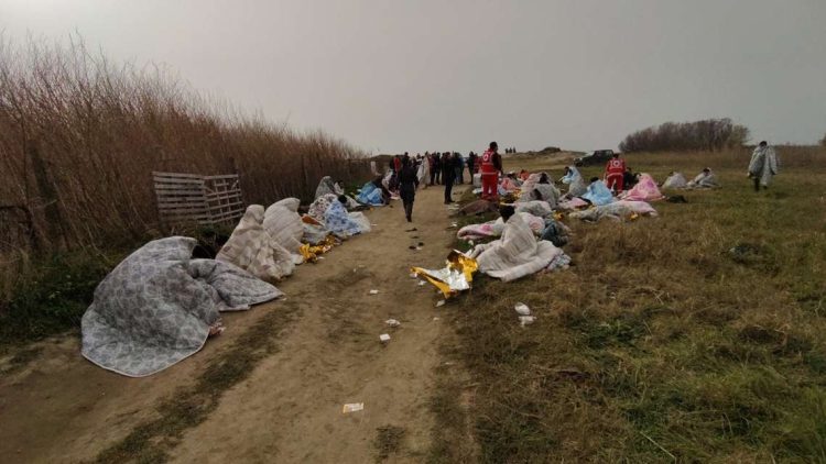 Sobrevivientes de un naufragio de una embarcación de migrantes, en una playa cerca de Cutro, provincia de Crotone, sur de Italia, el 26 de febrero de 2023. Foto: Giuseppe Pipita / EFE.