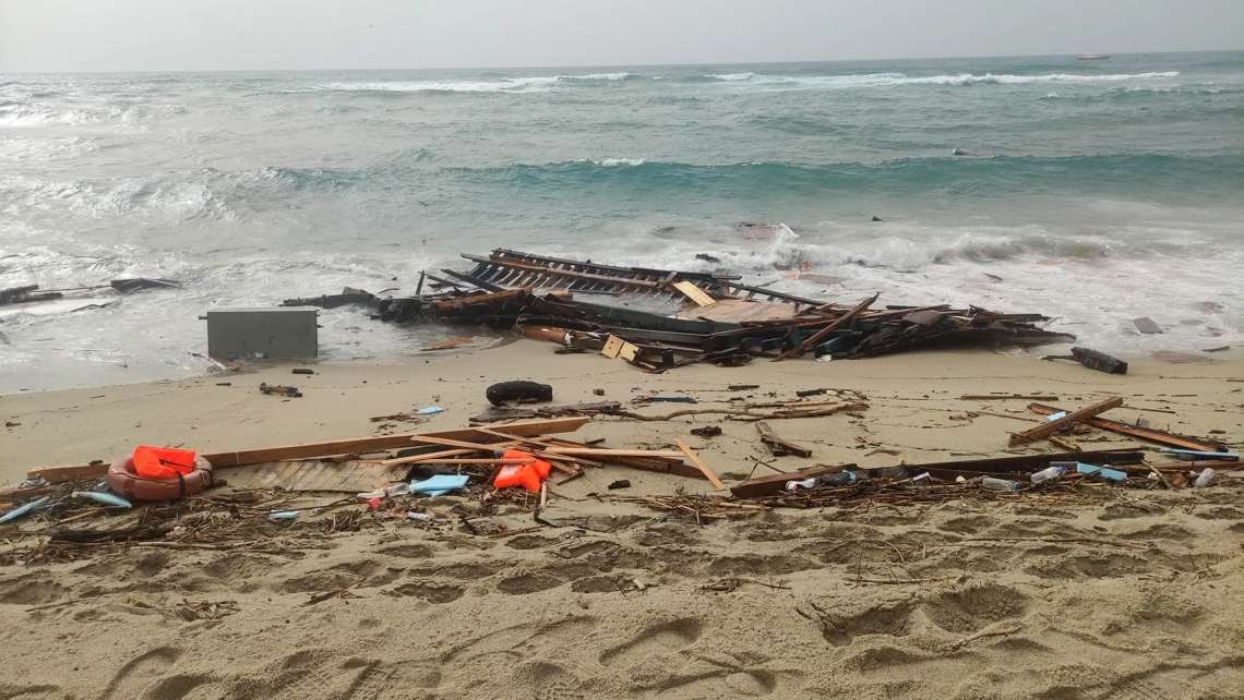 Restos de una embarcación naufragada, arrastrados a tierra en una playa cerca de Cutro, provincia de Crotone, sur de Italia, el 26 de febrero de 2023. Foto: Giuseppe Pipita / EFE.