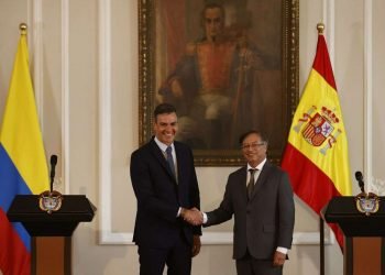 Gustavo Petro  y Pedro Sánchez se saludan en Colombia. Foto: Castañeda/Efe/El Espectador.